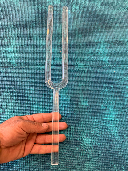 Diapason de cristal, de 45 centimètres de long x 6 de largeur. Livré avec boîte de protection en mousse et maillet adapté !