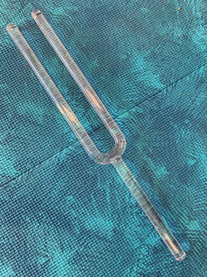 Diapason de cristal, de 45 centimètres de long x 6 de largeur. Livré avec boîte de protection en mousse et maillet adapté !