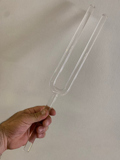 Diapason de cristal, de 45 centimètres de long x 6 de largeur. Livré avec boîte de protection en mousse et maillet adapté !