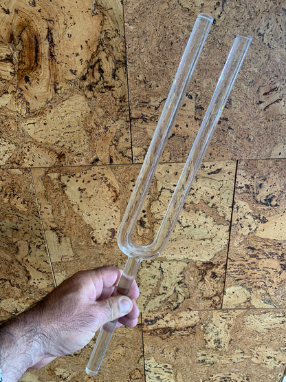 Diapason de cristal, de 45 centimètres de long x 6 de largeur. Livré avec boîte de protection en mousse et maillet adapté !