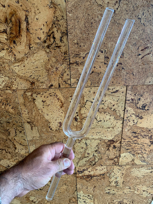 Diapason de cristal, de 45 centimètres de long x 6 de largeur. Livré avec boîte de protection en mousse et maillet adapté !