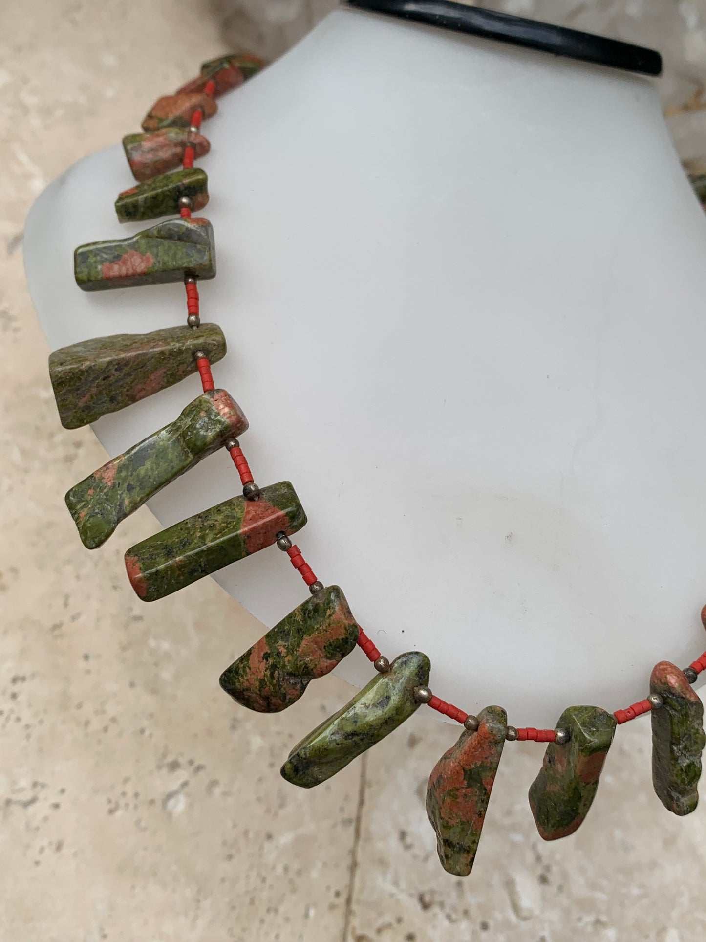 Superbe collier en perle naturelle de Jaspe Unakite du Pakistan, 44 centimètres de longueur. Fait sur Argent par Gem & Zen ! Véritable œuvre d'art, chaque perle est un joyau !