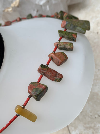Superbe collier en perle naturelle de Jaspe Unakite du Pakistan, 44 centimètres de longueur. Fait sur Argent par Gem & Zen ! Véritable œuvre d'art, chaque perle est un joyau !