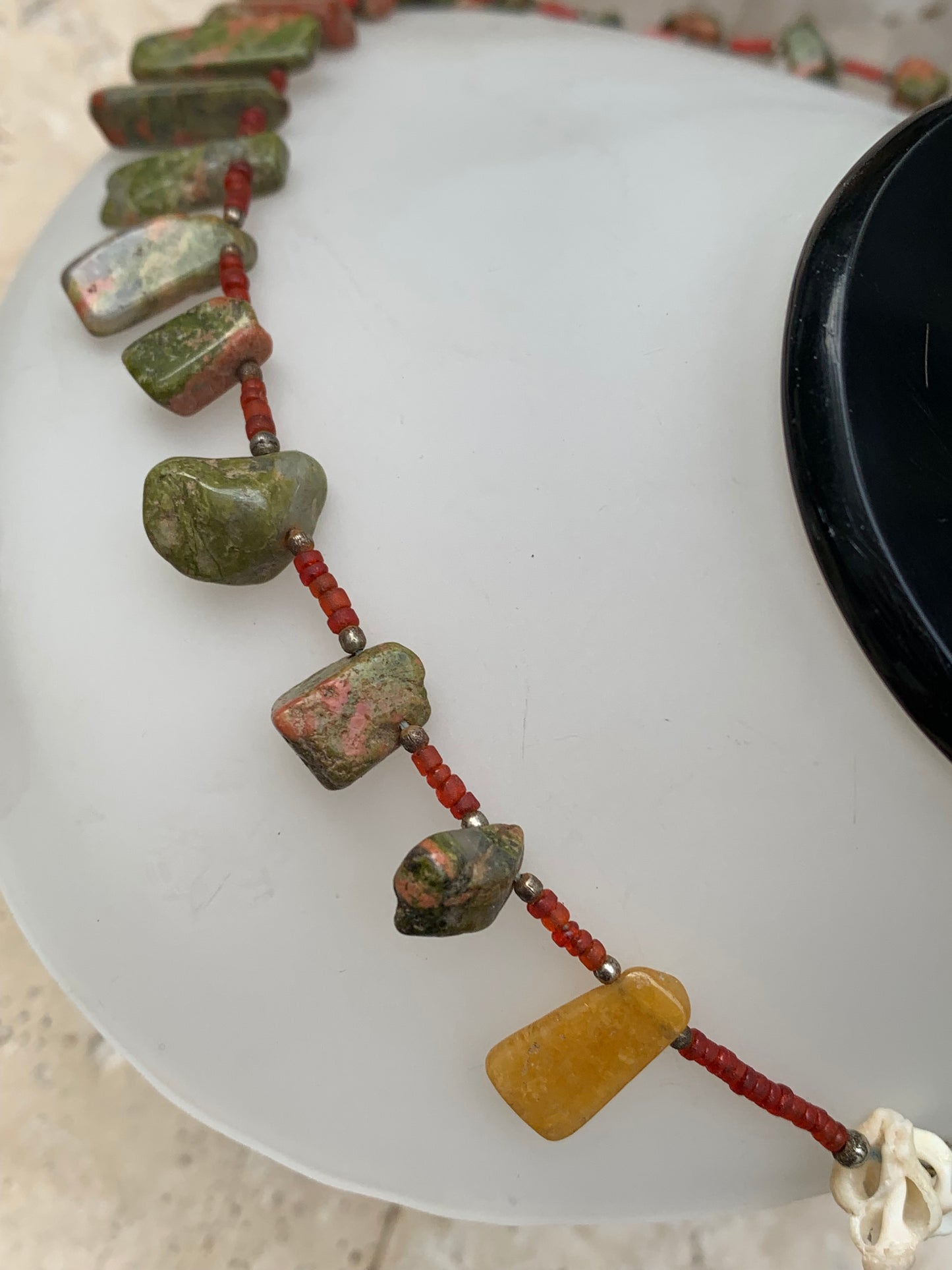 Superbe collier en perle naturelle de Jaspe Unakite du Pakistan, 44 centimètres de longueur. Fait sur Argent par Gem & Zen ! Véritable œuvre d'art, chaque perle est un joyau !