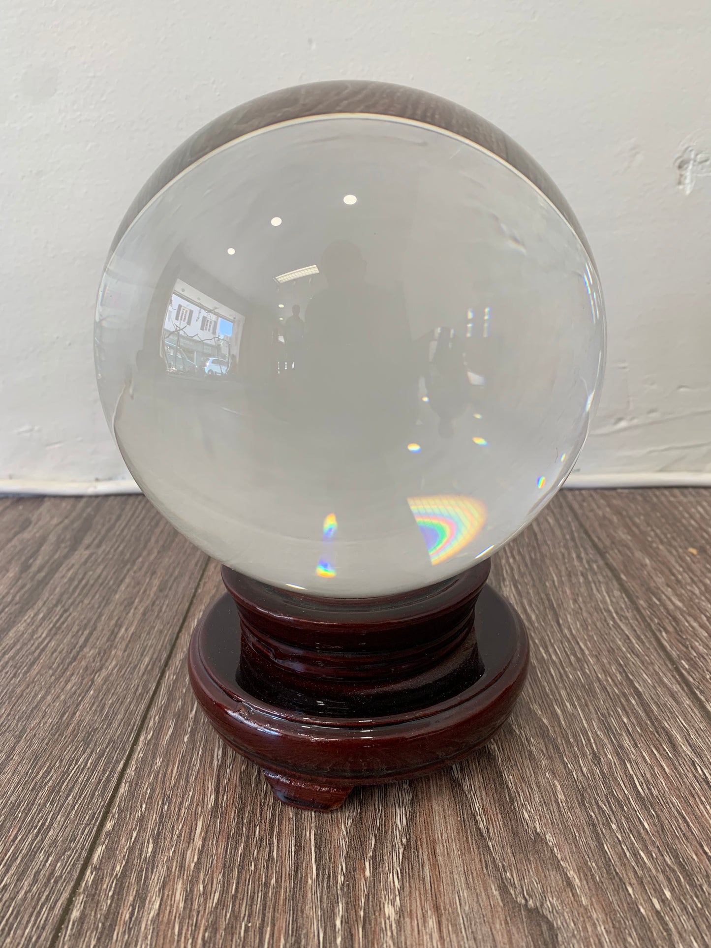 Boule de cristal de 15 centimètres avec un beau support en bois exotique (rouge), très bonne qualité de transparence et de pureté, parfait !
