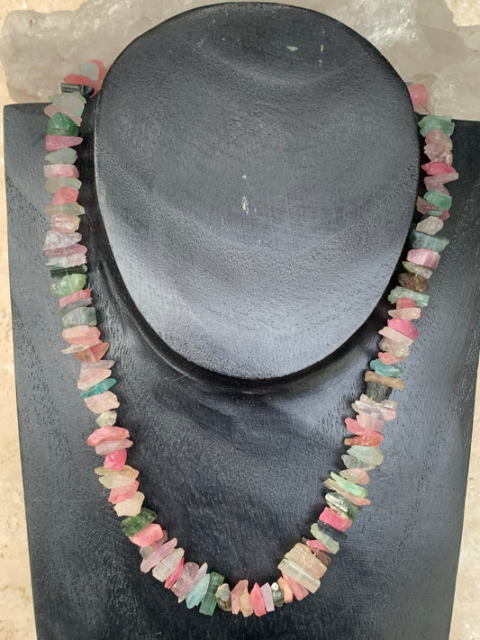 Bijoux d'exception, superbe collier en perle naturelle de tourmaline multicolore, 45 centimètres de longueur. Fait sur Argent par Gem & Zen ! Véritable œuvre d'art, chaque perle est un joyau !