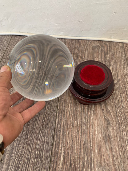 Boule de cristal de 15 centimètres avec un beau support en bois exotique (rouge), très bonne qualité de transparence et de pureté, parfait !