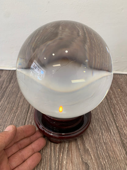 Boule de cristal de 15 centimètres avec un beau support en bois exotique (rouge), très bonne qualité de transparence et de pureté, parfait !