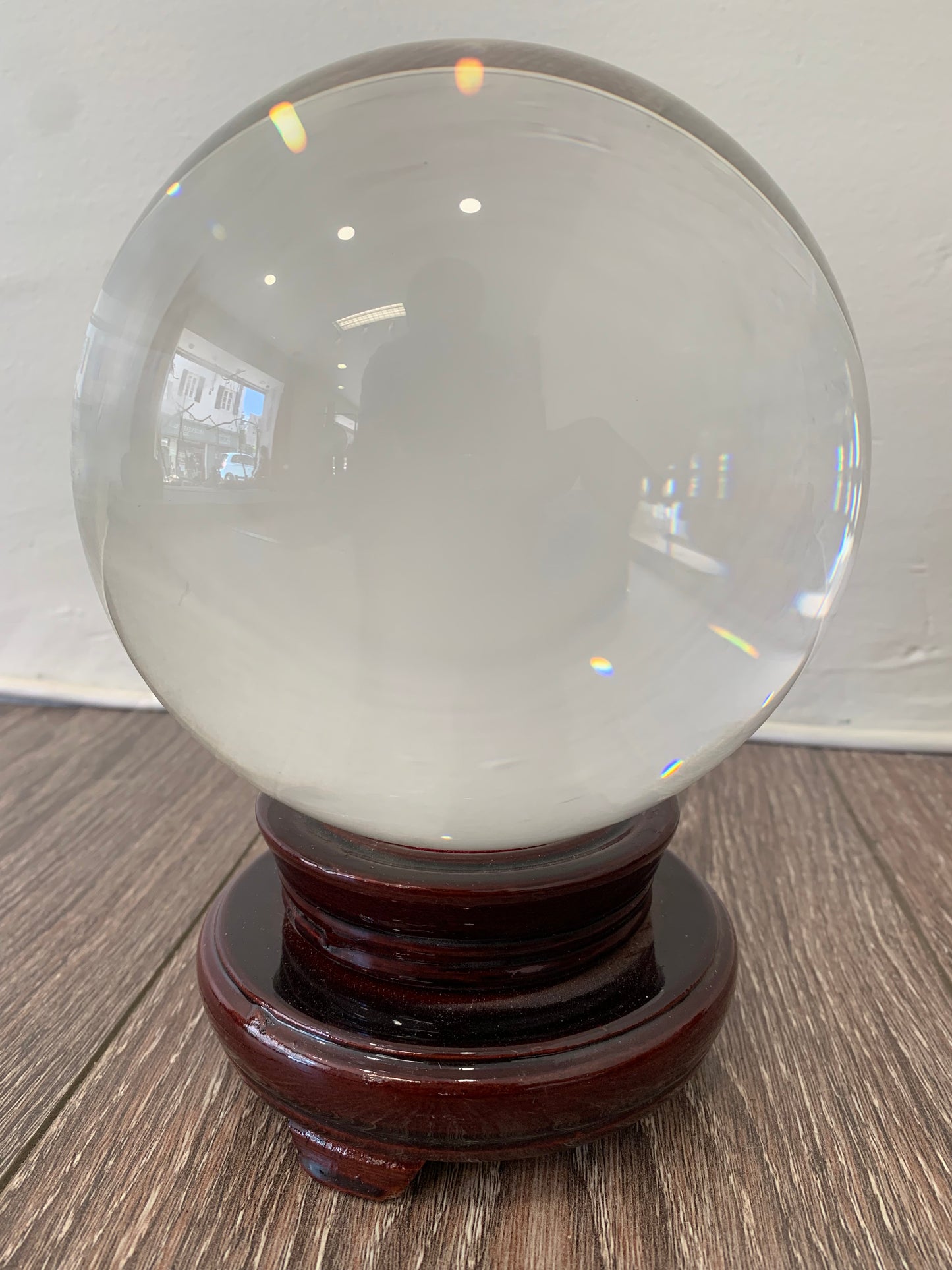 Boule de cristal de 15 centimètres avec un beau support en bois exotique (rouge), très bonne qualité de transparence et de pureté, parfait !