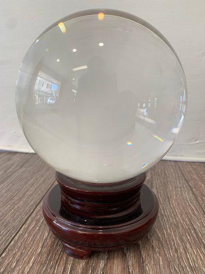 Boule de cristal de 15 centimètres avec un beau support en bois exotique (rouge), très bonne qualité de transparence et de pureté, parfait !
