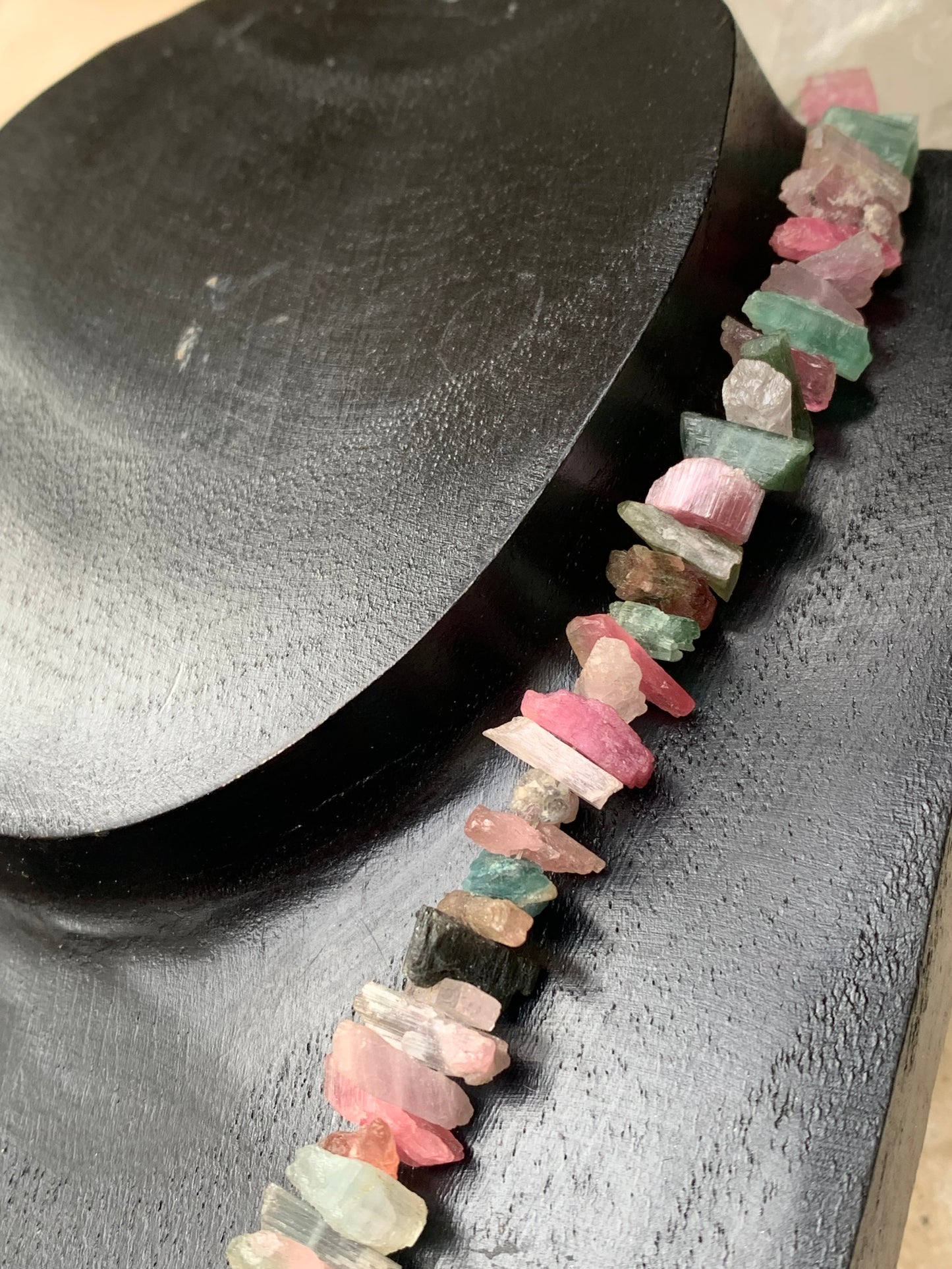 Bijoux d'exception, superbe collier en perle naturelle de tourmaline multicolore, 45 centimètres de longueur. Fait sur Argent par Gem & Zen ! Véritable œuvre d'art, chaque perle est un joyau !