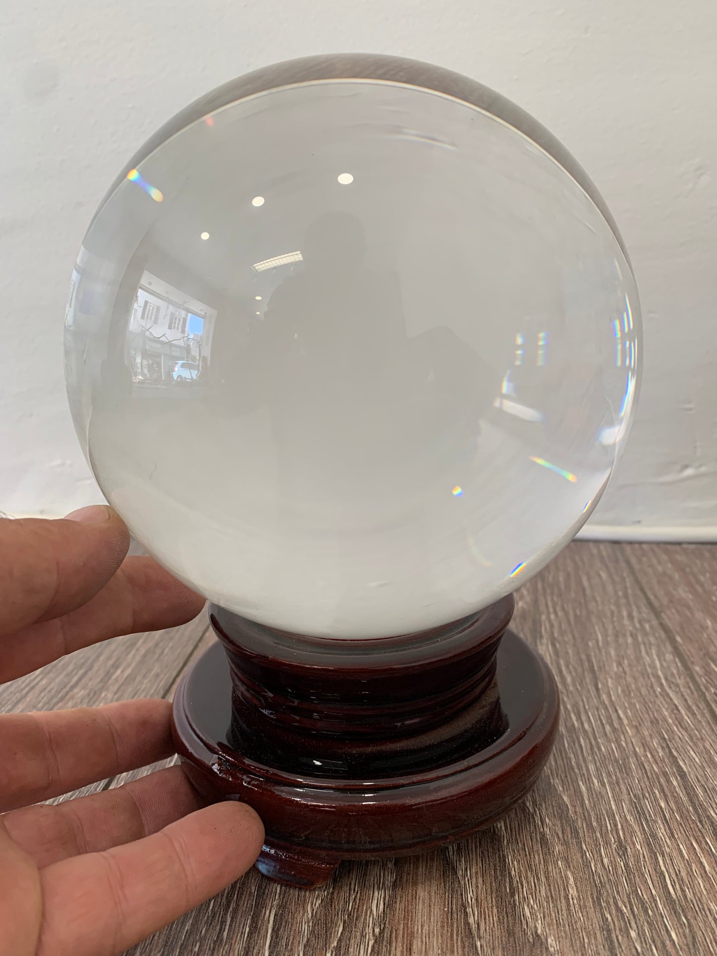 Boule de cristal de 15 centimètres avec un beau support en bois exotique (rouge), très bonne qualité de transparence et de pureté, parfait !