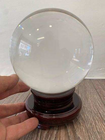 Boule de cristal de 15 centimètres avec un beau support en bois exotique (rouge), très bonne qualité de transparence et de pureté, parfait !