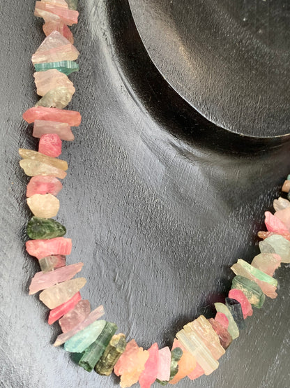 Bijoux d'exception, superbe collier en perle naturelle de tourmaline multicolore, 45 centimètres de longueur. Fait sur Argent par Gem & Zen ! Véritable œuvre d'art, chaque perle est un joyau !
