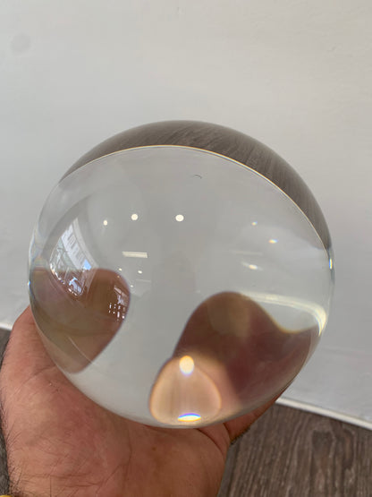 Boule de cristal de 15 centimètres avec un beau support en bois exotique (rouge), très bonne qualité de transparence et de pureté, parfait !