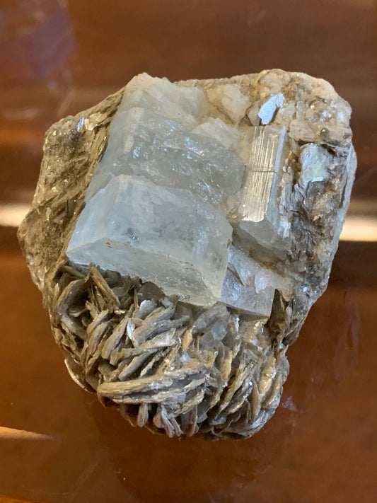 Aigue-marine avec Muscovite, superbe pièce de 70 x 60 x 50 mm en moyenne - 229 grammes environ !