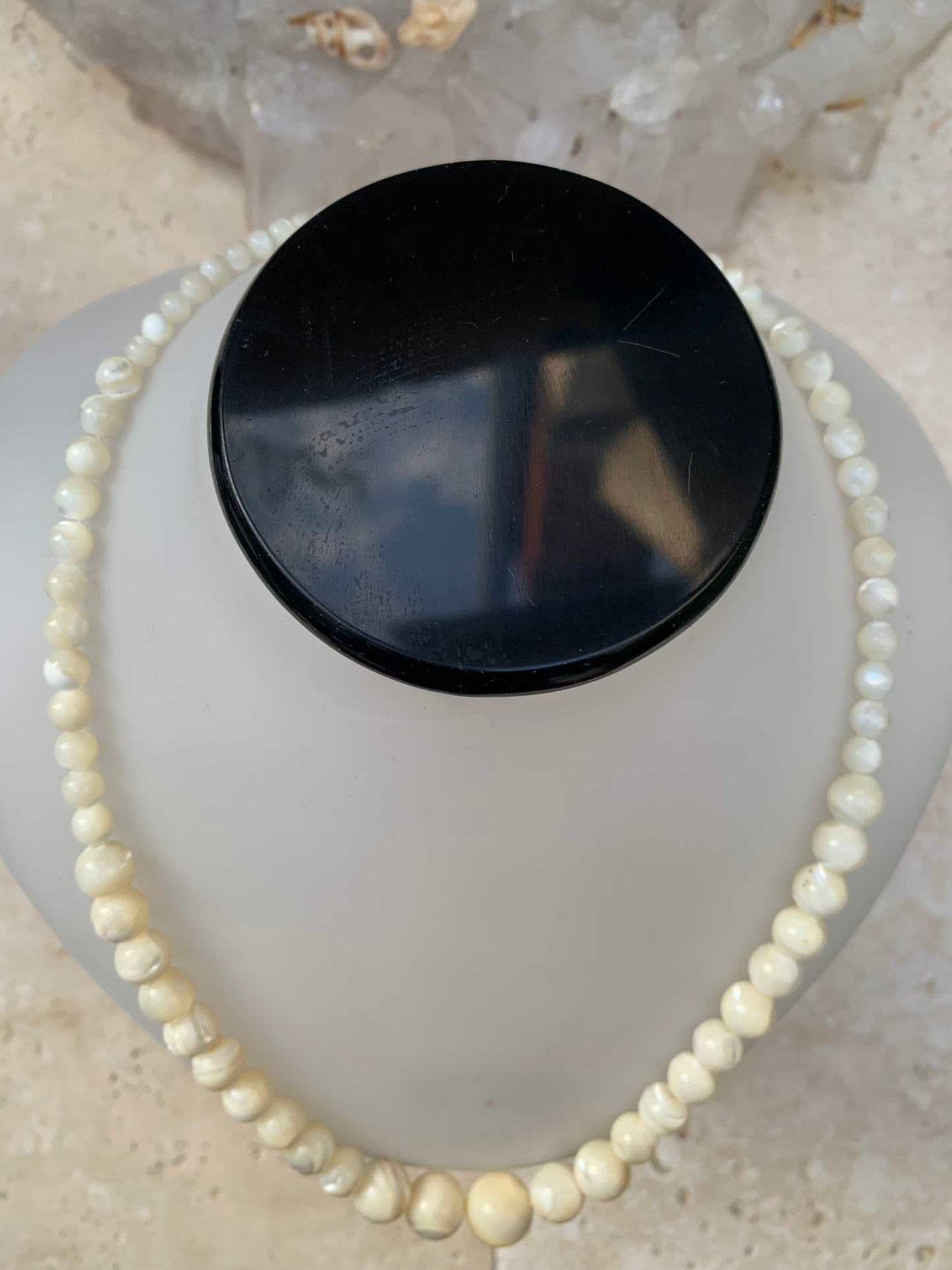 Perle de culture, 'collier/ chute de perle', de forme ronde de 4 à 10 millimètres de diamètre. 44 centimètres de longueur + 4 cm de rajout en chaînette. Fermoir de type 'mousqueton'. Très belle pièce !
