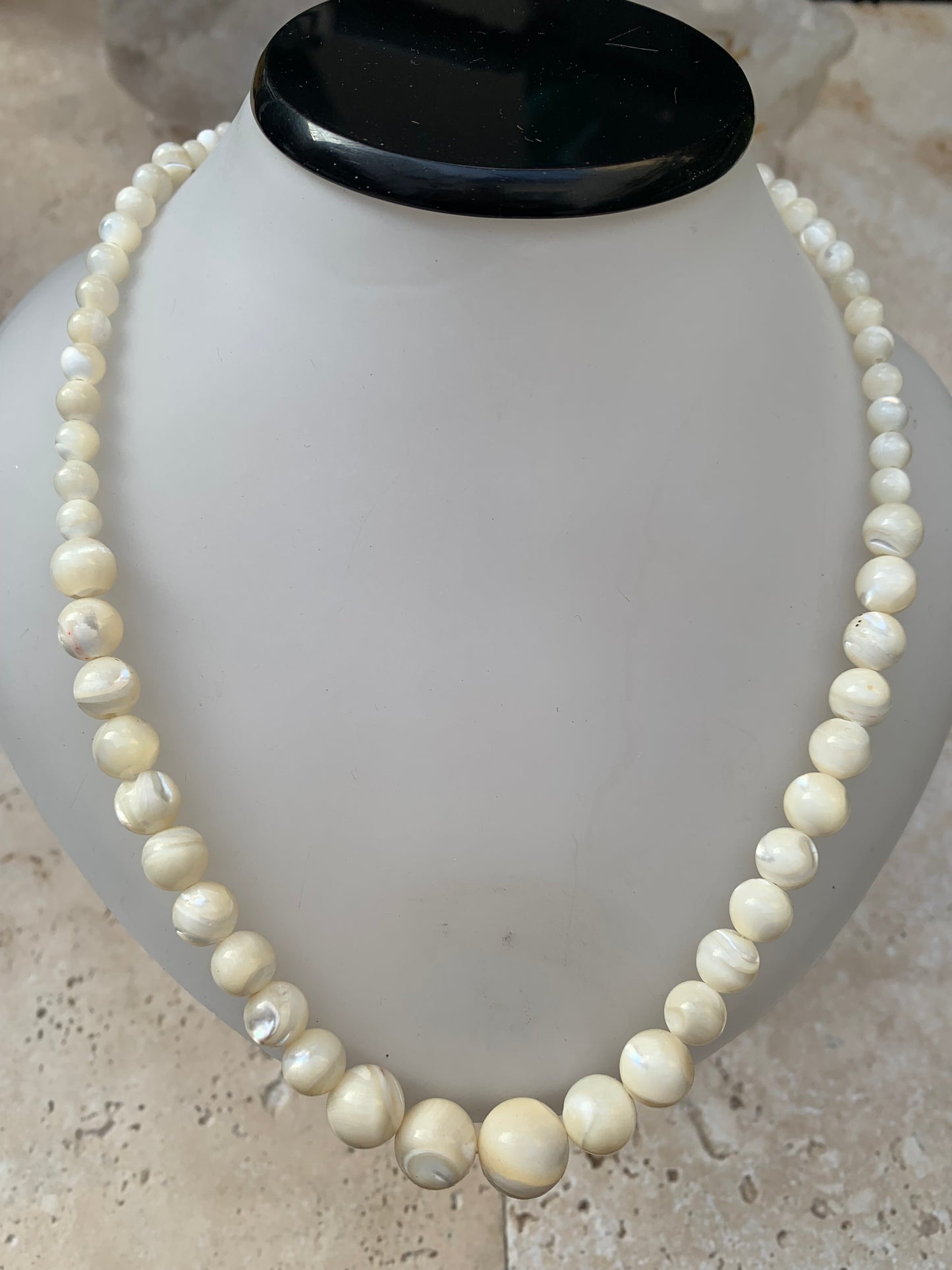 Perle de culture, 'collier/ chute de perle', de forme ronde de 4 à 10 millimètres de diamètre. 44 centimètres de longueur + 4 cm de rajout en chaînette. Fermoir de type 'mousqueton'. Très belle pièce !