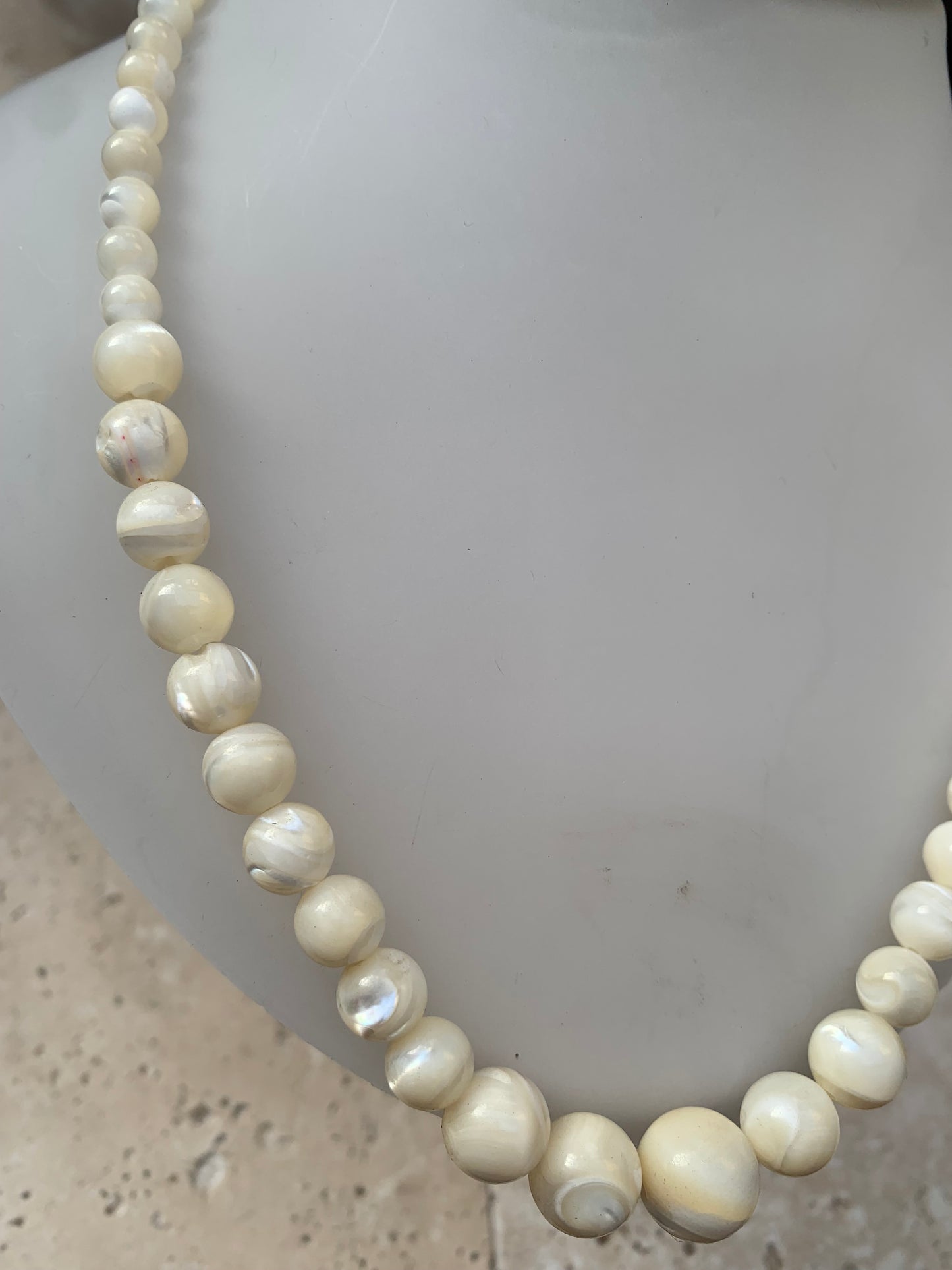 Perle de culture, 'collier/ chute de perle', de forme ronde de 4 à 10 millimètres de diamètre. 44 centimètres de longueur + 4 cm de rajout en chaînette. Fermoir de type 'mousqueton'. Très belle pièce !
