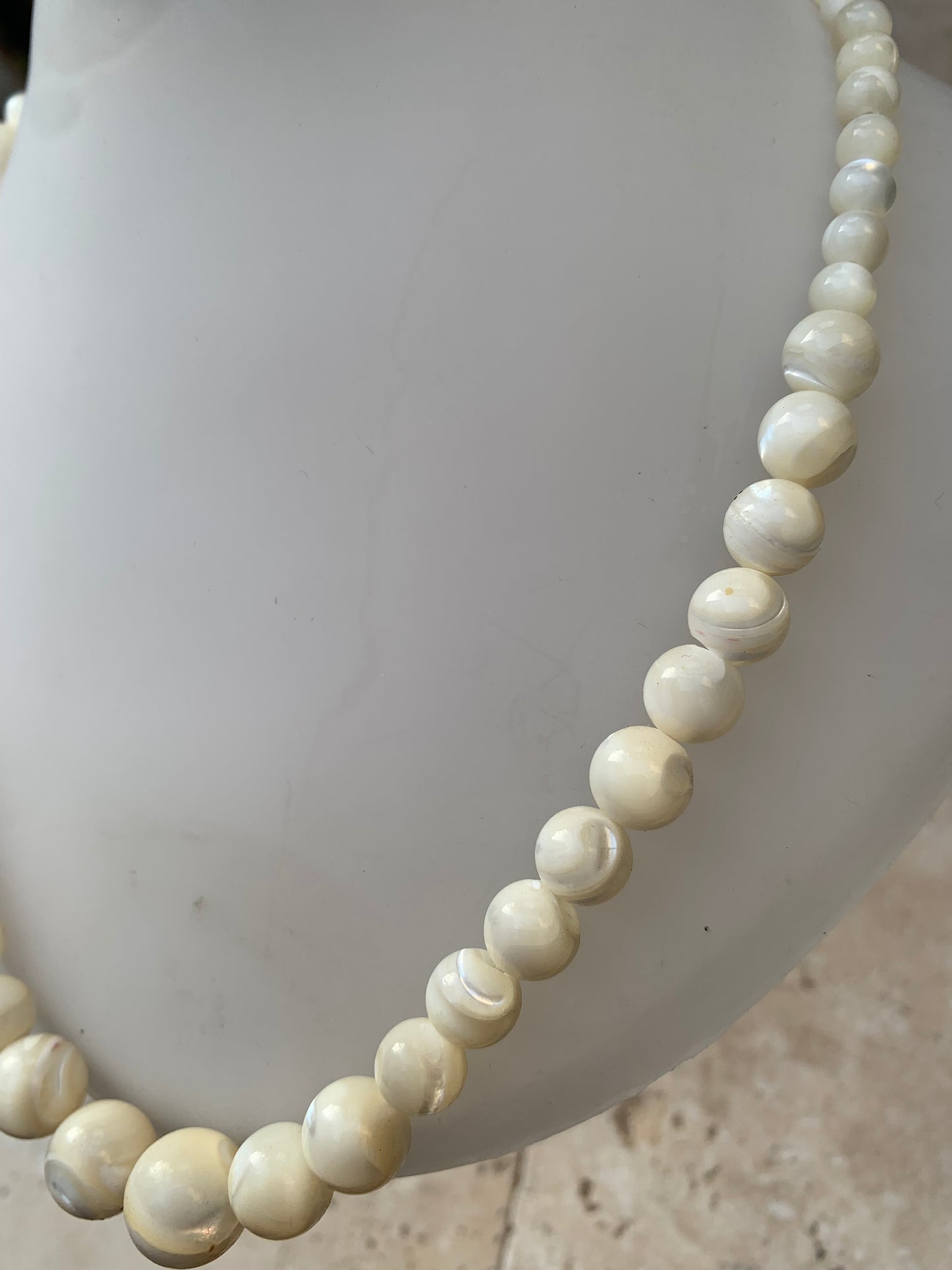 Perle de culture, 'collier/ chute de perle', de forme ronde de 4 à 10 millimètres de diamètre. 44 centimètres de longueur + 4 cm de rajout en chaînette. Fermoir de type 'mousqueton'. Très belle pièce !