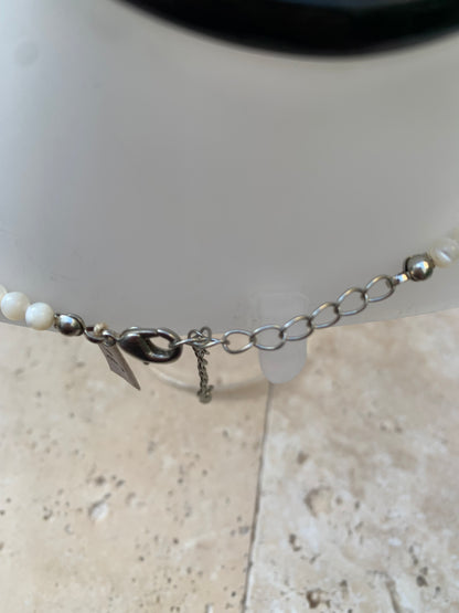 Perle de culture, 'collier/ chute de perle', de forme ronde de 4 à 10 millimètres de diamètre. 44 centimètres de longueur + 4 cm de rajout en chaînette. Fermoir de type 'mousqueton'. Très belle pièce !