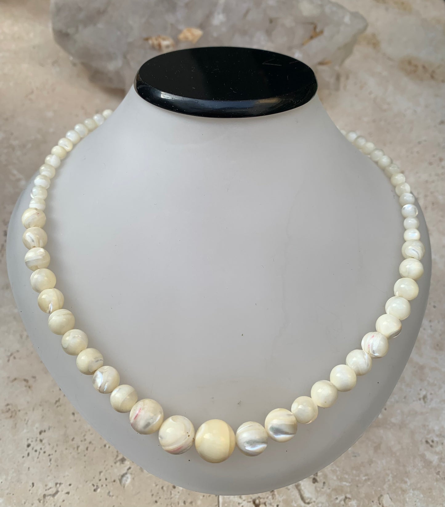 Perle de culture, 'collier/ chute de perle', de forme ronde de 4 à 10 millimètres de diamètre. 44 centimètres de longueur + 4 cm de rajout en chaînette. Fermoir de type 'mousqueton'. Très belle pièce !