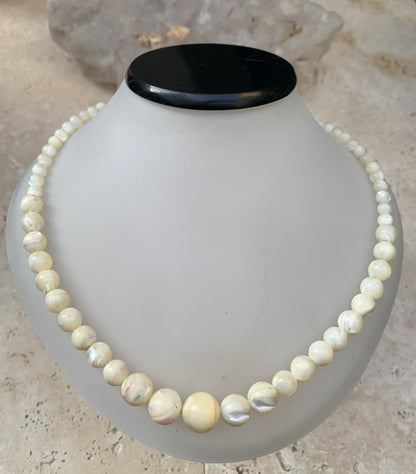 Perle de culture, 'collier/ chute de perle', de forme ronde de 4 à 10 millimètres de diamètre. 44 centimètres de longueur + 4 cm de rajout en chaînette. Fermoir de type 'mousqueton'. Très belle pièce !