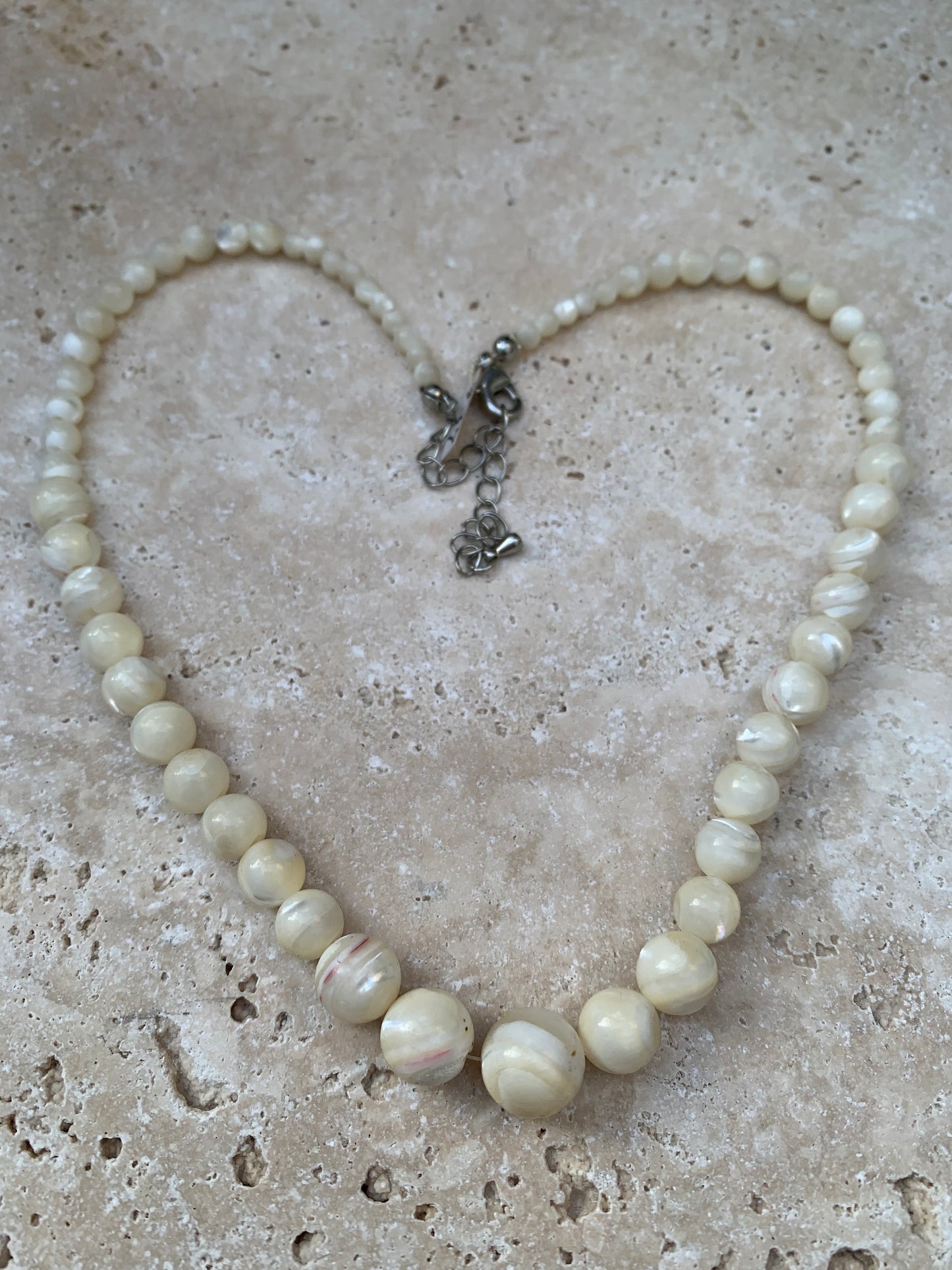 Perle de culture, 'collier/ chute de perle', de forme ronde de 4 à 10 millimètres de diamètre. 44 centimètres de longueur + 4 cm de rajout en chaînette. Fermoir de type 'mousqueton'. Très belle pièce !