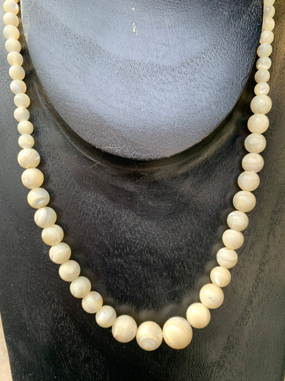 Perle de culture, 'collier/ chute de perle', de forme ronde de 4 à 10 millimètres de diamètre. 44 centimètres de longueur + 4 cm de rajout en chaînette. Fermoir de type 'mousqueton'. Très belle pièce !