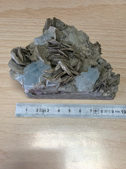 Aigue-marine avec Muscovite, superbe pièce de 100 x 60 x 55 mm en moyenne - 349 grammes !