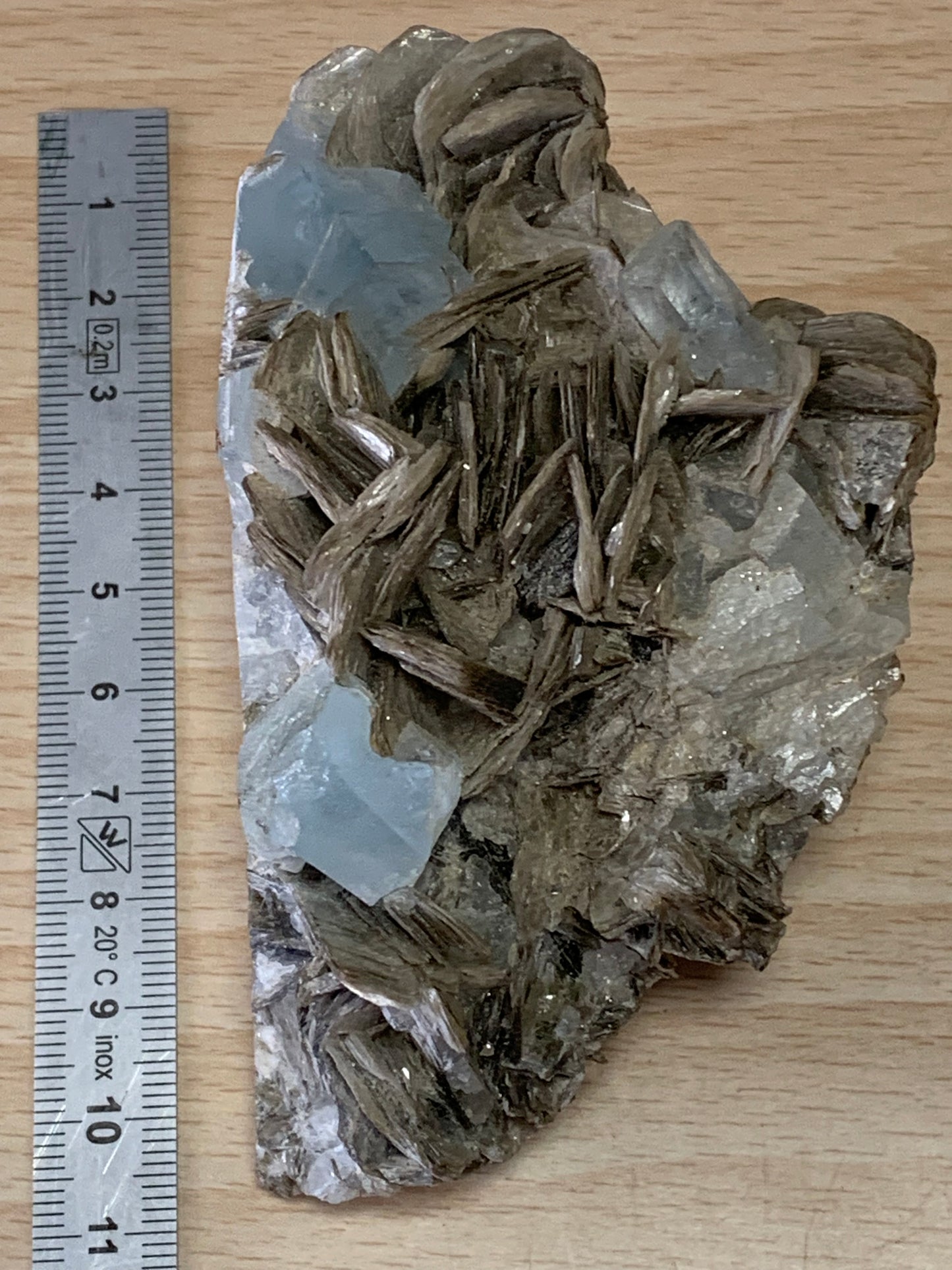 Aigue-marine avec Muscovite, superbe pièce de 100 x 60 x 55 mm en moyenne - 349 grammes !