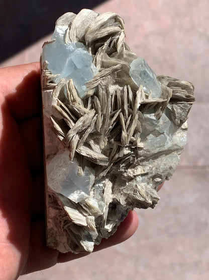 Aigue-marine avec Muscovite, superbe pièce de 100 x 60 x 55 mm en moyenne - 349 grammes !