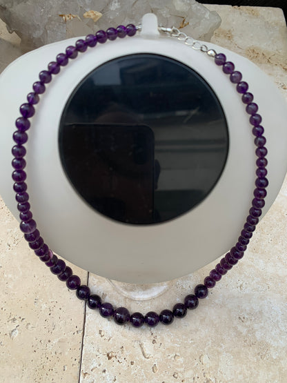Améthyste, 'collier/ chute de perle', de forme ronde de 4 à 10 millimètres de diamètre. 50 centimètres de longueur + 4 cm de rajout en chaînette. Fermoir de type 'mousqueton'. Très belle pièce !