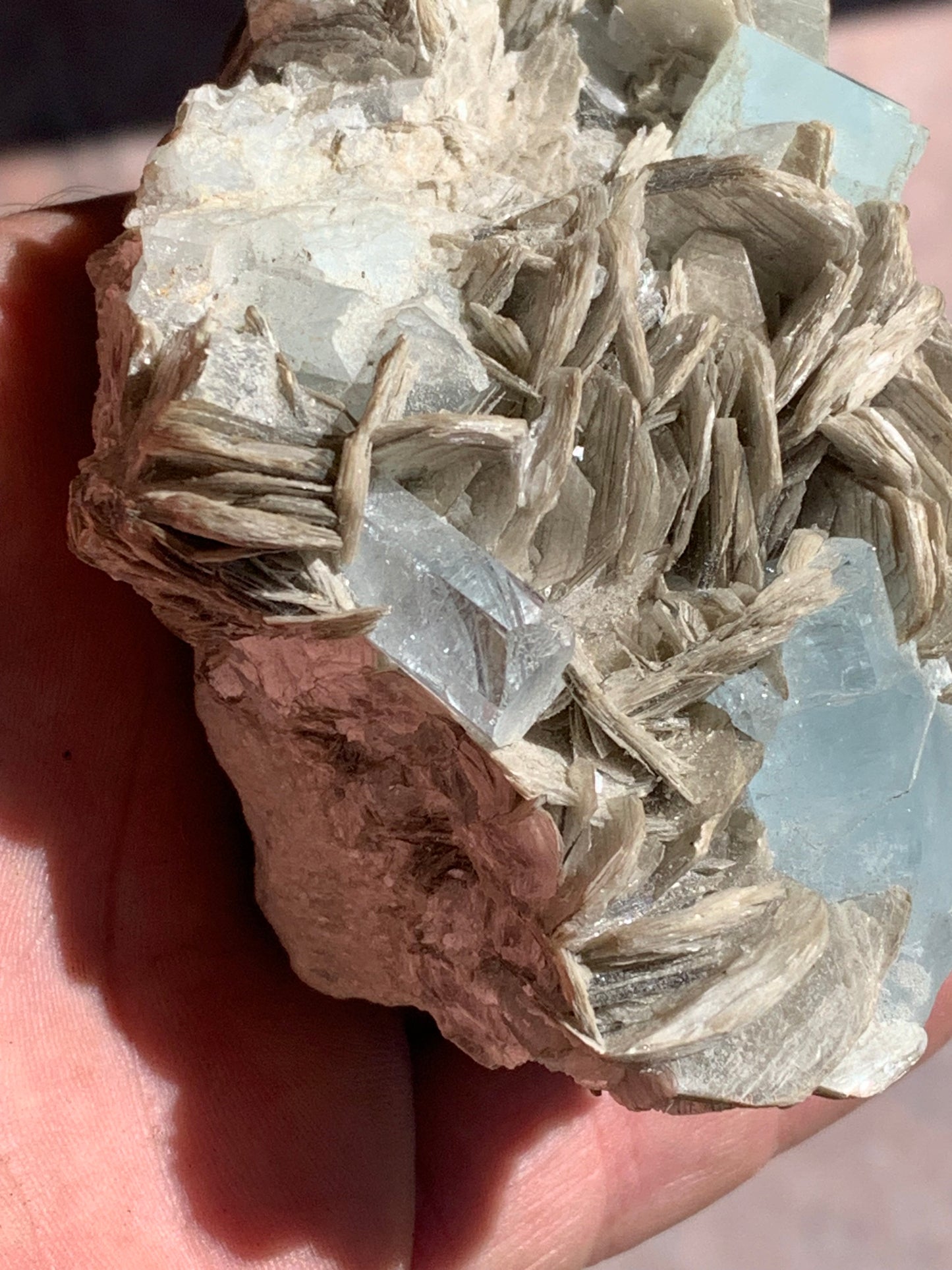 Aigue-marine avec Muscovite, superbe pièce de 100 x 60 x 55 mm en moyenne - 349 grammes !