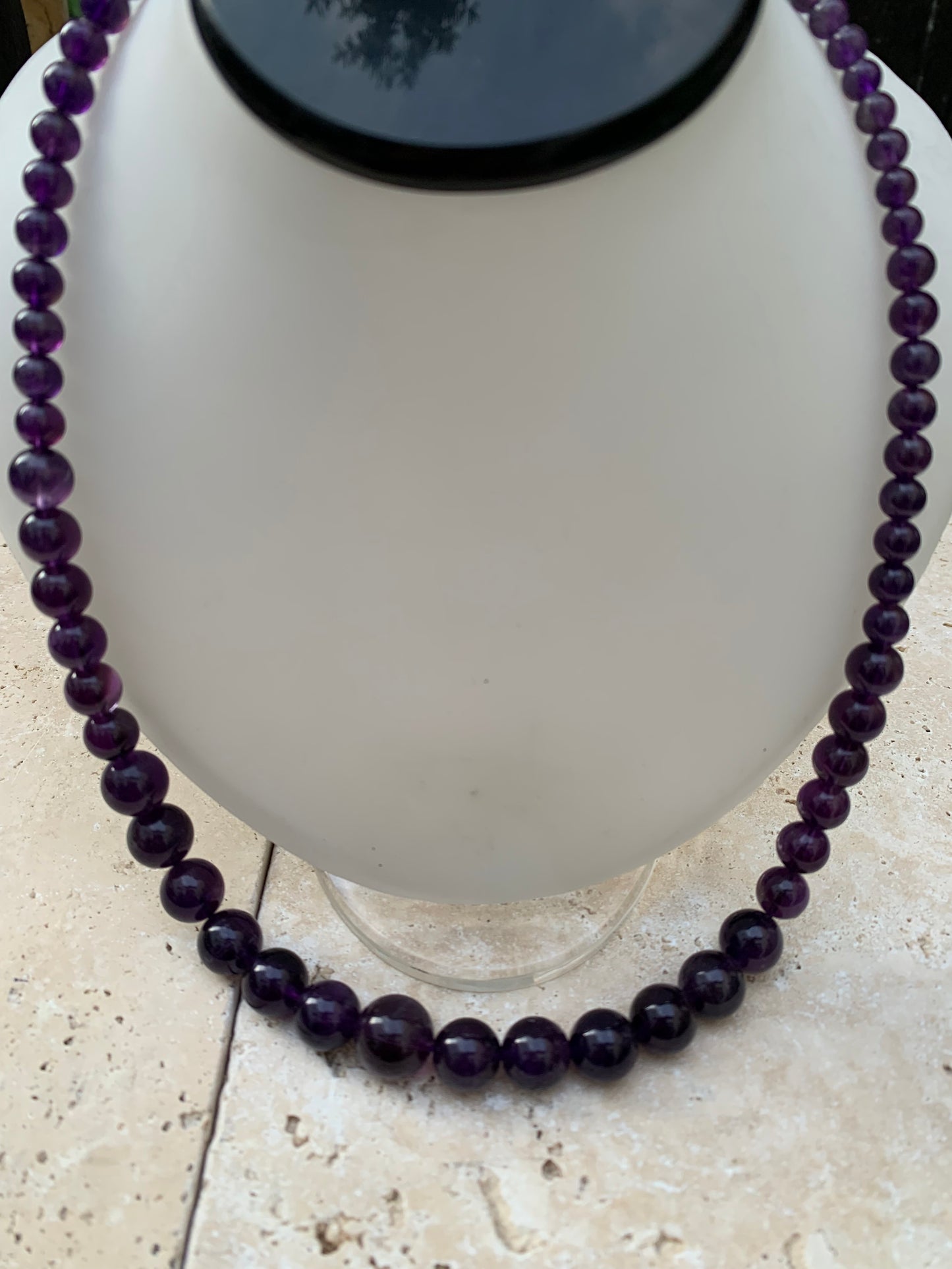 Améthyste, 'collier/ chute de perle', de forme ronde de 4 à 10 millimètres de diamètre. 50 centimètres de longueur + 4 cm de rajout en chaînette. Fermoir de type 'mousqueton'. Très belle pièce !