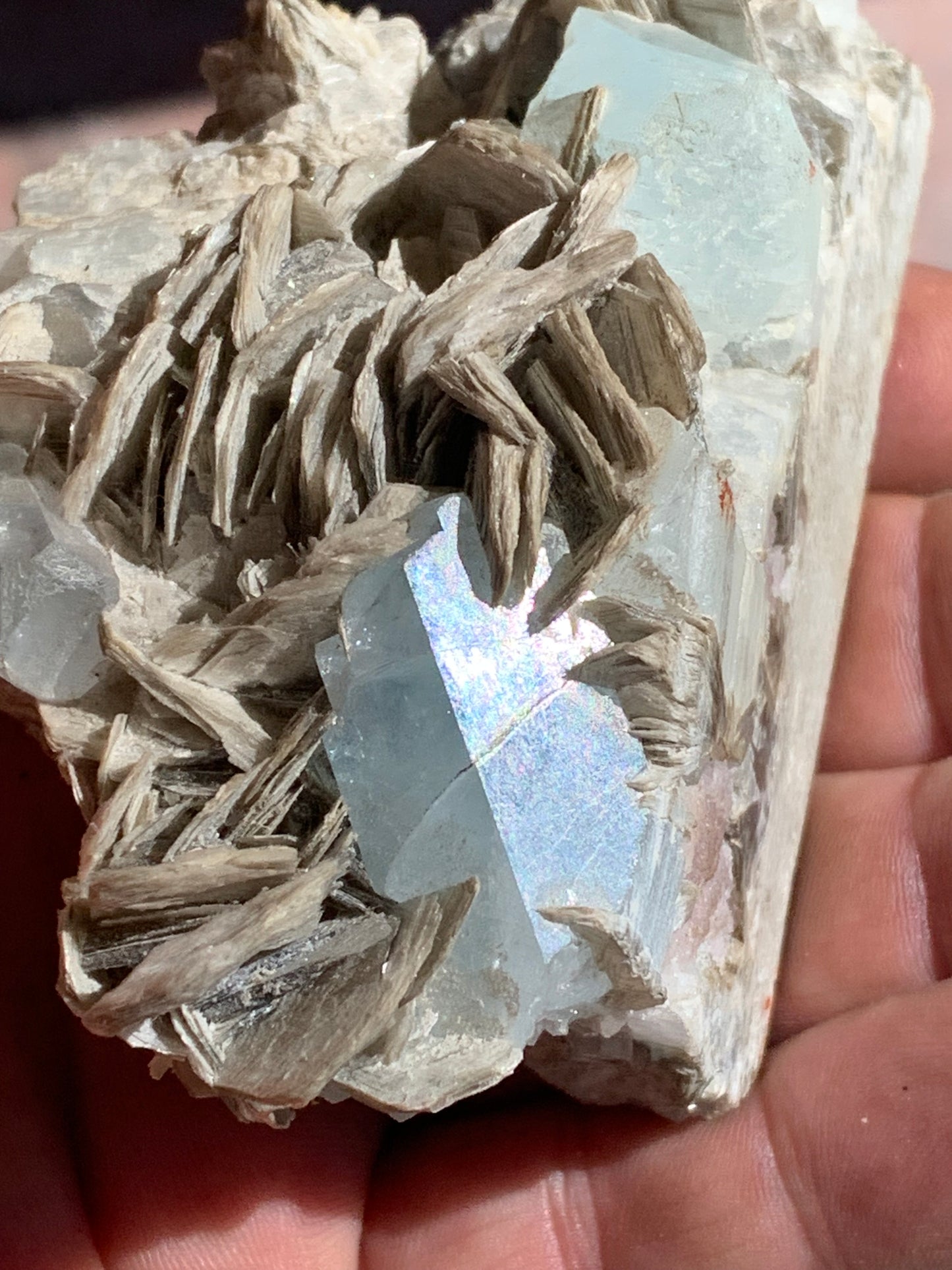 Aigue-marine avec Muscovite, superbe pièce de 100 x 60 x 55 mm en moyenne - 349 grammes !