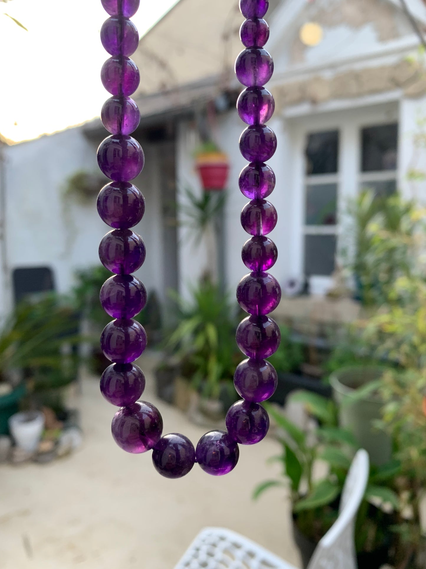 Améthyste, 'collier/ chute de perle', de forme ronde de 4 à 10 millimètres de diamètre. 50 centimètres de longueur + 4 cm de rajout en chaînette. Fermoir de type 'mousqueton'. Très belle pièce !