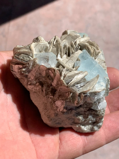 Aigue-marine avec Muscovite, superbe pièce de 100 x 60 x 55 mm en moyenne - 349 grammes !