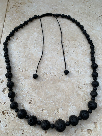 Pierre de lave, 'collier/ chute de perle', de forme ronde de 4 à 10 millimètres de diamètre. 50 centimètres de longueur. Fermeture coullissante de type 'Mala'. très belle pièce !