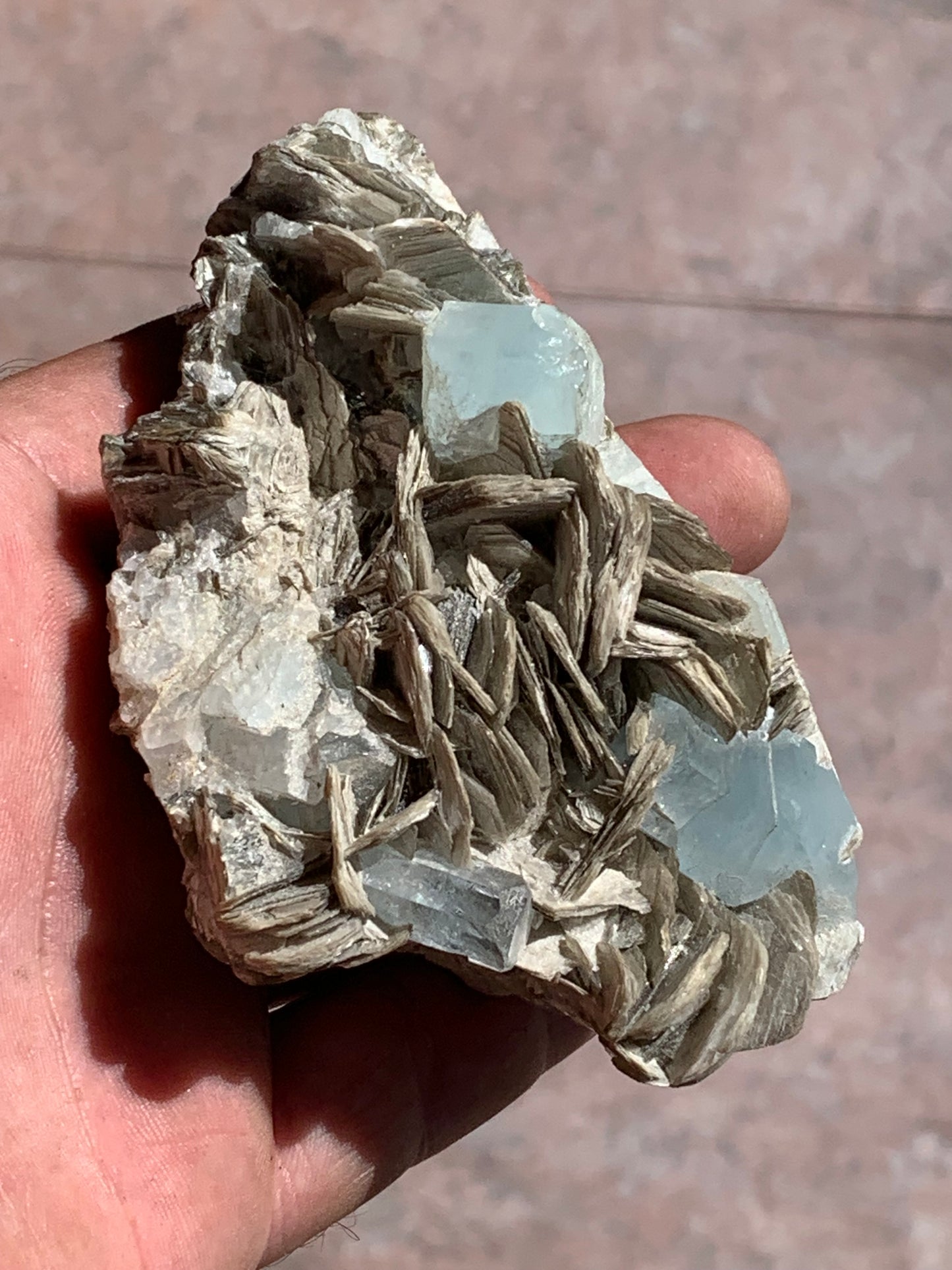 Aigue-marine avec Muscovite, superbe pièce de 100 x 60 x 55 mm en moyenne - 349 grammes !