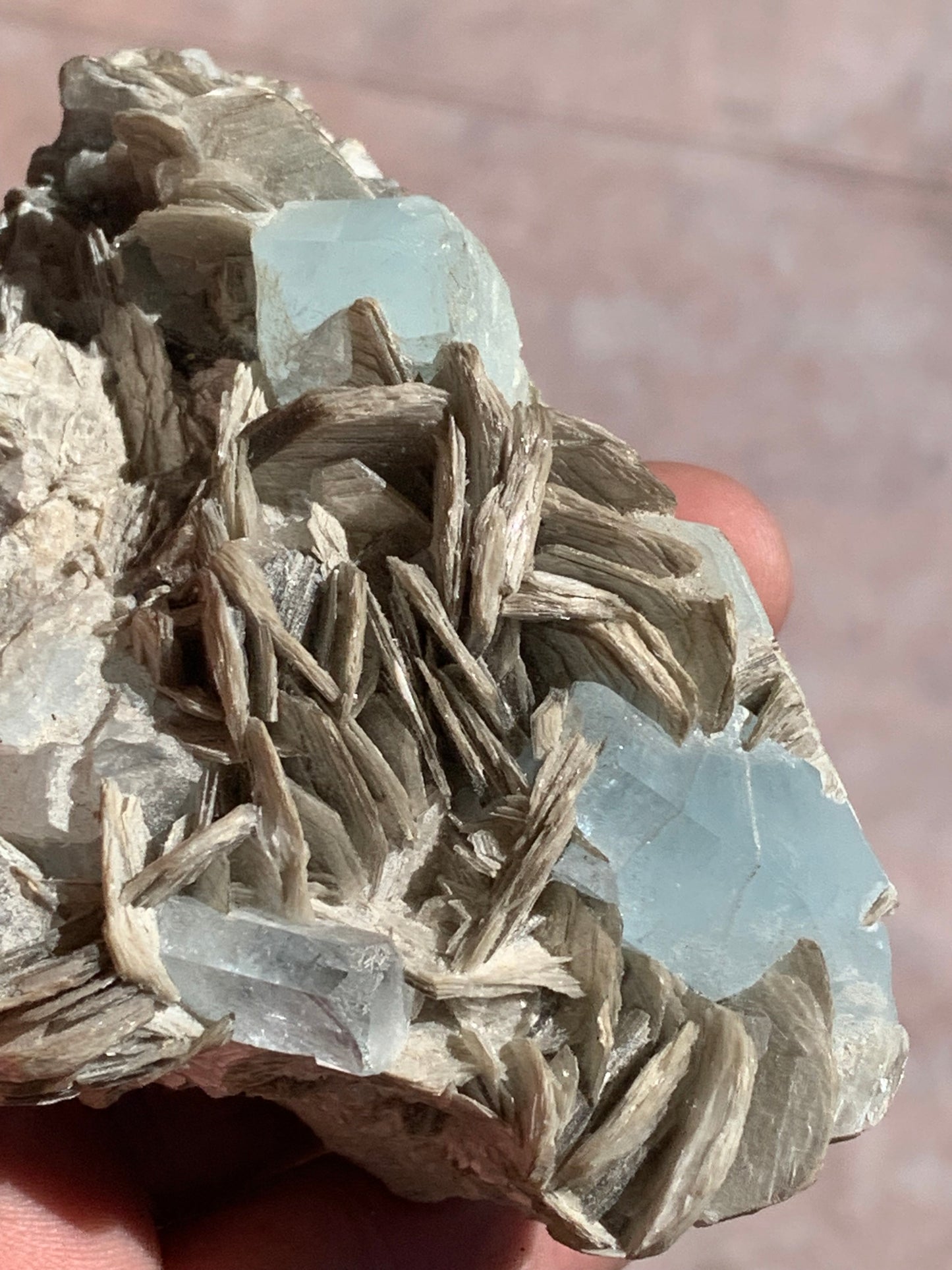 Aigue-marine avec Muscovite, superbe pièce de 100 x 60 x 55 mm en moyenne - 349 grammes !