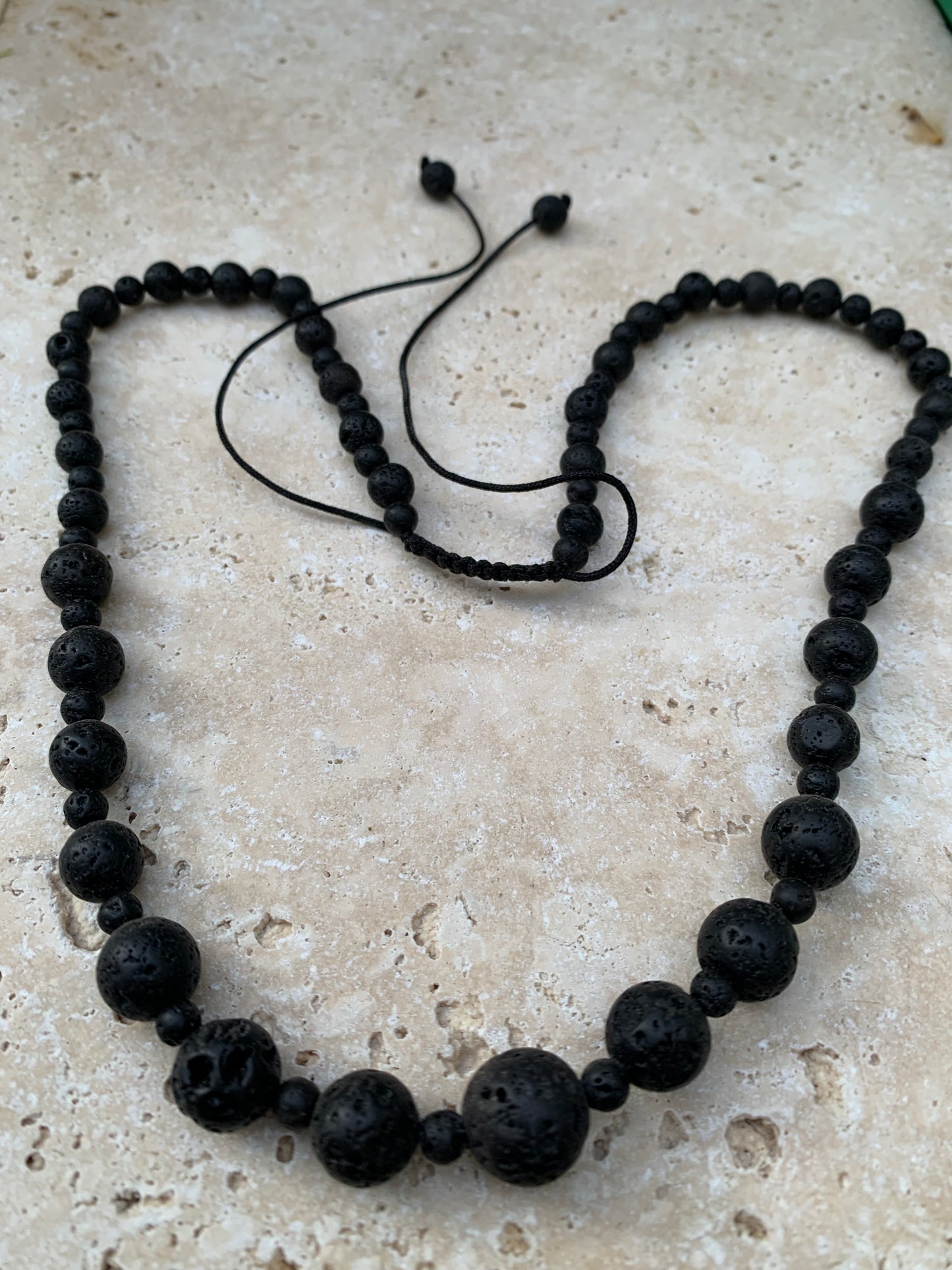 Pierre de lave, 'collier/ chute de perle', de forme ronde de 4 à 10 millimètres de diamètre. 50 centimètres de longueur. Fermeture coullissante de type 'Mala'. très belle pièce !
