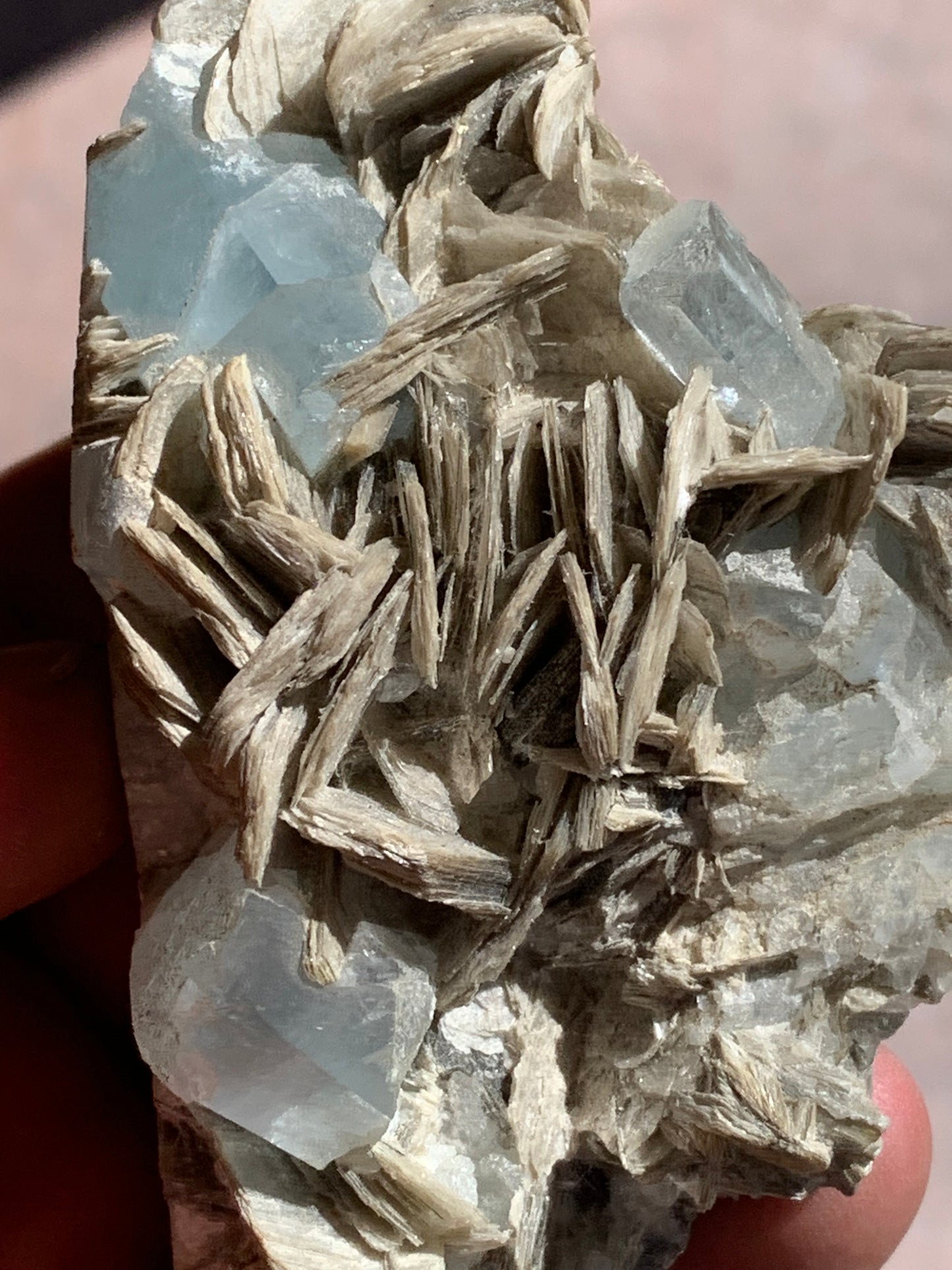 Aigue-marine avec Muscovite, superbe pièce de 100 x 60 x 55 mm en moyenne - 349 grammes !