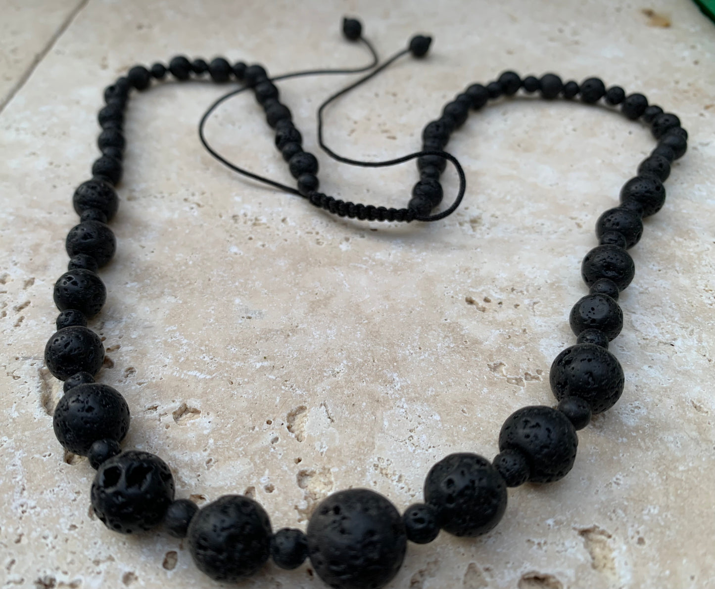 Pierre de lave, 'collier/ chute de perle', de forme ronde de 4 à 10 millimètres de diamètre. 50 centimètres de longueur. Fermeture coullissante de type 'Mala'. très belle pièce !
