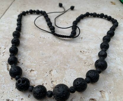 Pierre de lave, 'collier/ chute de perle', de forme ronde de 4 à 10 millimètres de diamètre. 50 centimètres de longueur. Fermeture coullissante de type 'Mala'. très belle pièce !
