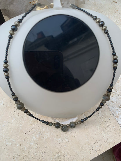 Labradorite avec hématite, 'collier/ chute de perle', de forme ronde de 2 à 10 millimètres de diamètre. 45 centimètres de longueur, fermoir à vis. Très belle pièce montée par Gem & Zen !