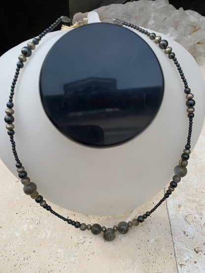 Labradorite avec hématite, 'collier/ chute de perle', de forme ronde de 2 à 10 millimètres de diamètre. 45 centimètres de longueur, fermoir à vis. Très belle pièce montée par Gem & Zen !
