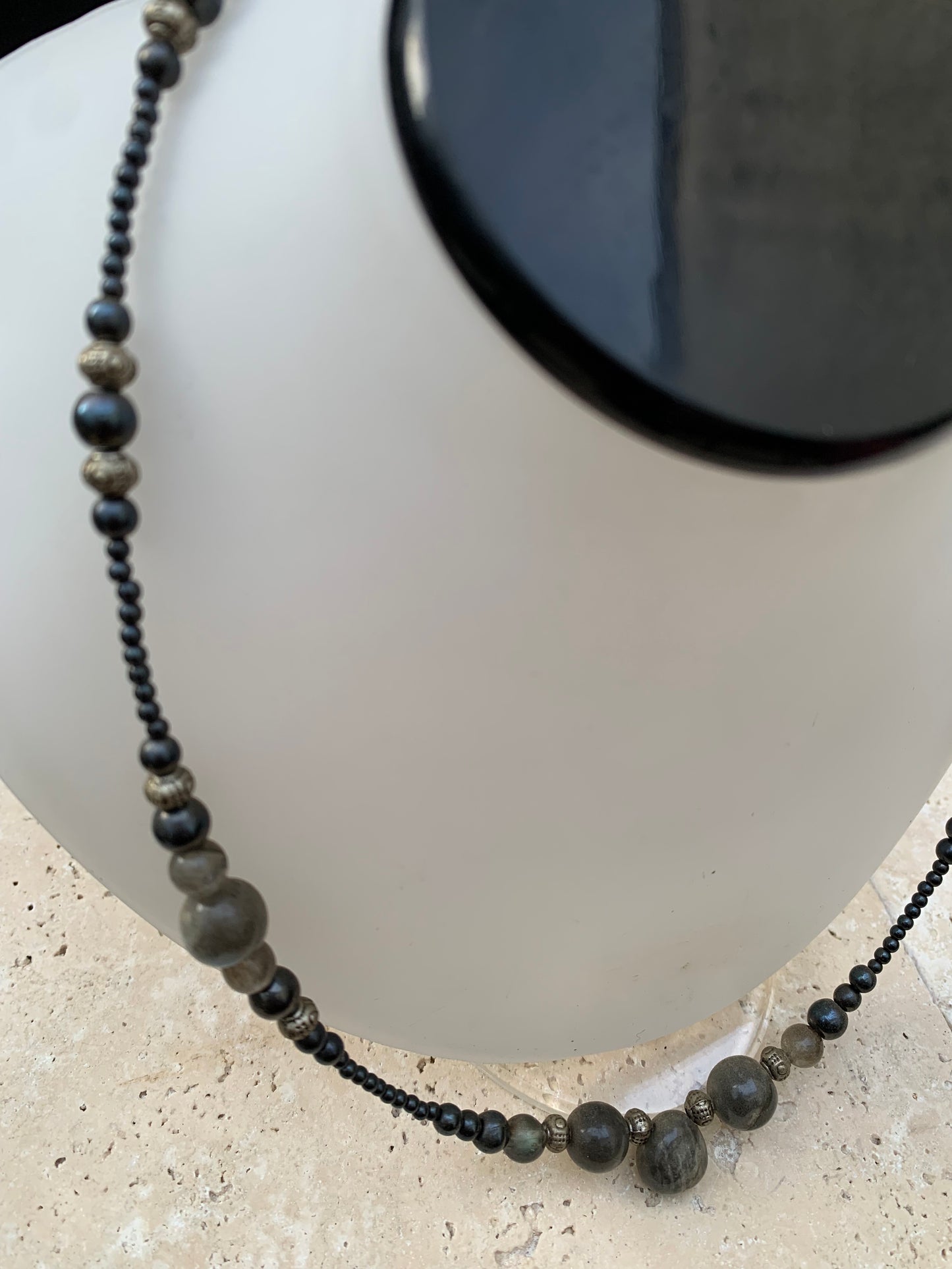 Labradorite avec hématite, 'collier/ chute de perle', de forme ronde de 2 à 10 millimètres de diamètre. 45 centimètres de longueur, fermoir à vis. Très belle pièce montée par Gem & Zen !