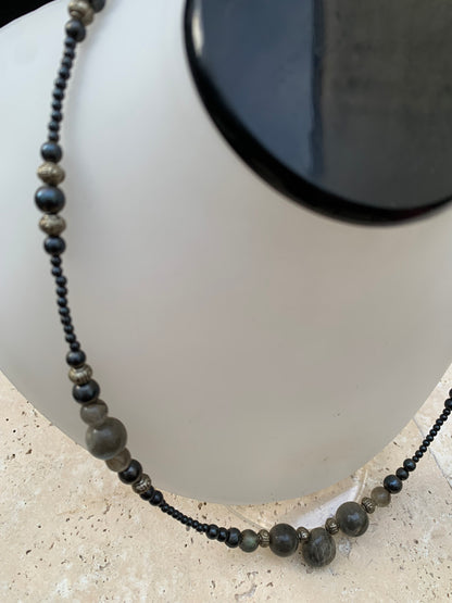 Labradorite avec hématite, 'collier/ chute de perle', de forme ronde de 2 à 10 millimètres de diamètre. 45 centimètres de longueur, fermoir à vis. Très belle pièce montée par Gem & Zen !