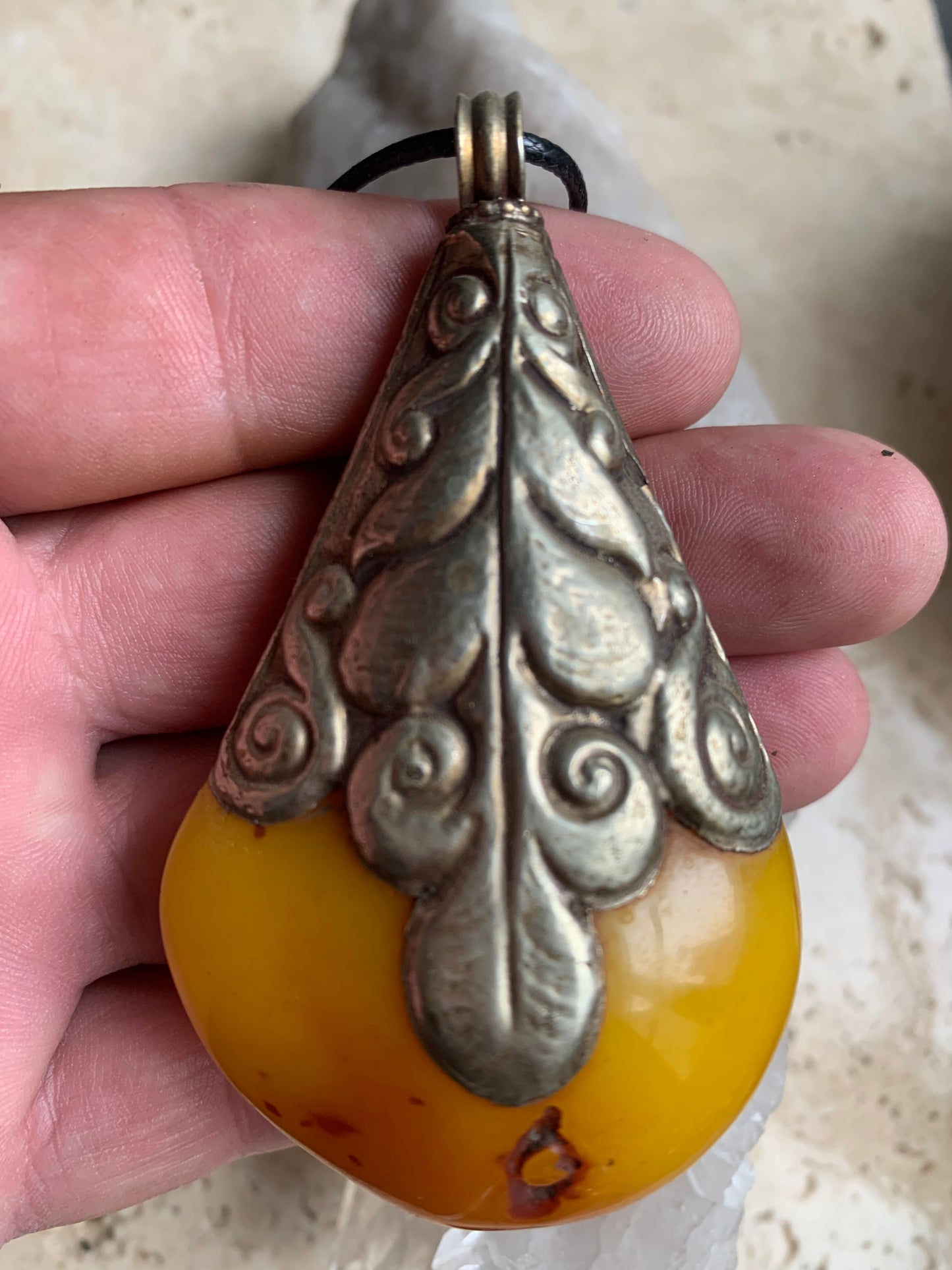 Pendentif en Copal (famille de l'Ambre), sertis en métal avec de majestueuses gravures. Impressionante pièce de 85 x 50 x 30 millimètres. Fait au Népal🇳🇵, un bijou ethnique unique et authentique (vendu avec cordon coulisant) !